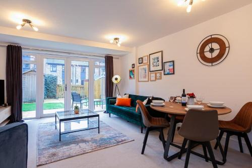 Stoke-on-Trent House | Ambassador House by Truestays - Luxury 4 Bedroom House in Stoke-on-Trent