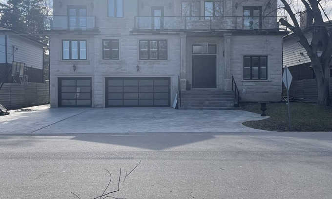 Pickering House | Ambassador style Smart home 5 min walk to beach