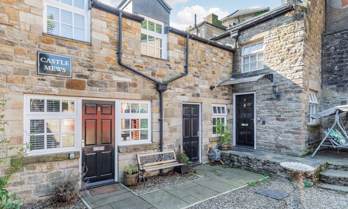 Stanhope Cottage | AMBER ROOMS STANHOPE CASTLE, pet friendly, with hot tub in Stanhope