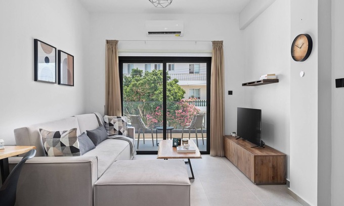 Universal Apartment | Amber Suites – Suite with Private Balcony