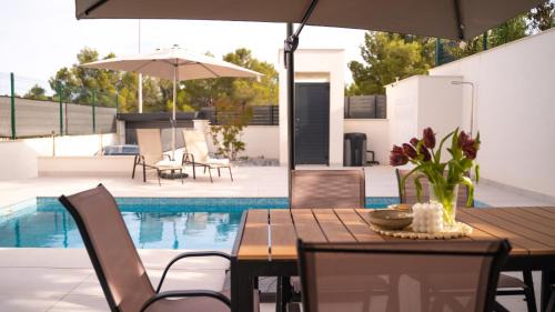 Polop Apartment | Amberes apartment, a stylish villa's independent downstairs apartment with private swimming pool and terrace