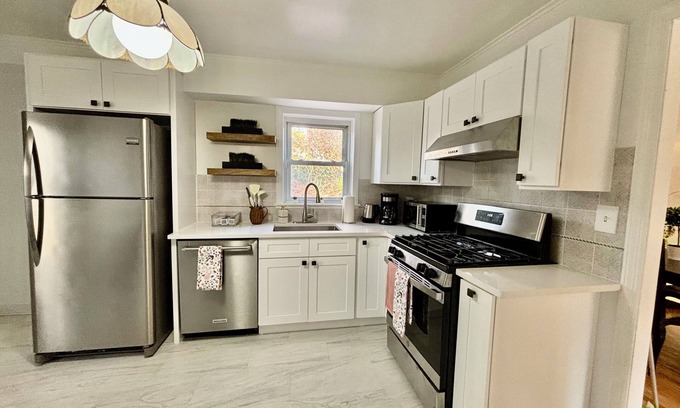 New Rochelle House | Amelia House - Newly Renovated 3bed-n1ba home in serene area