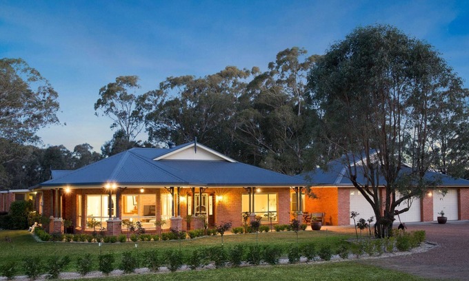 Lovedale House | Amelia-Rose - Charming Country Home