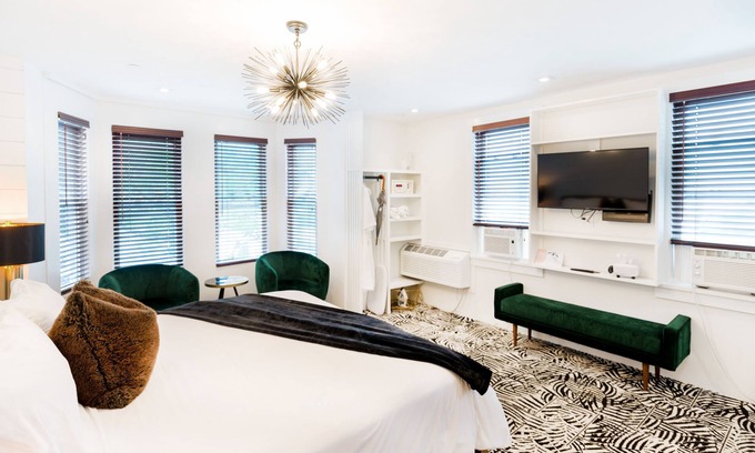 Greenport Hotel | American Beech in Greenport - Deluxe King Suite 11