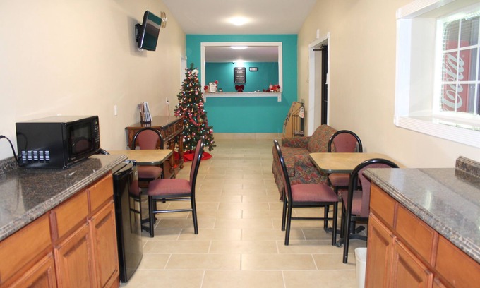 Paris Hotel | American Inn & Suites