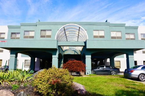 Waterford Hotel | American Inn & Suites