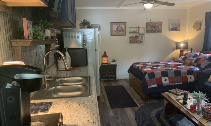 Byrdstown Cabin | Americana Country Cabin - Sleeps 4 - Near Dale Hollow Lake and Parks