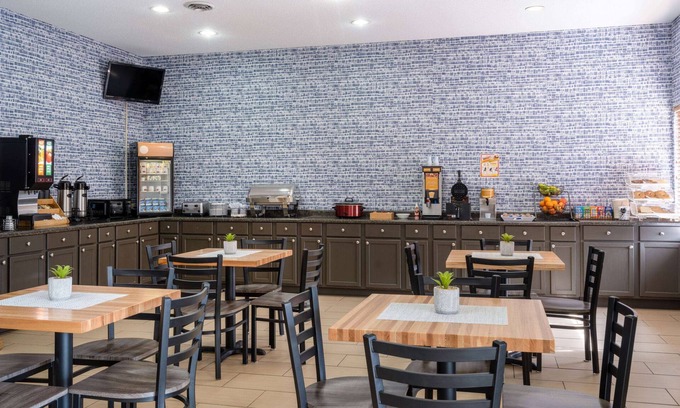 Cedar Rapids Hotel | AmericInn by Wyndham Cedar Rapids North