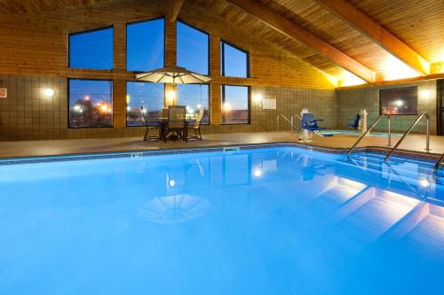 Eau Claire Hotel | AmericInn by Wyndham Eau Claire