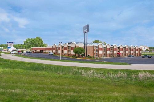 Janesville Hotel | AmericInn by Wyndham Janesville