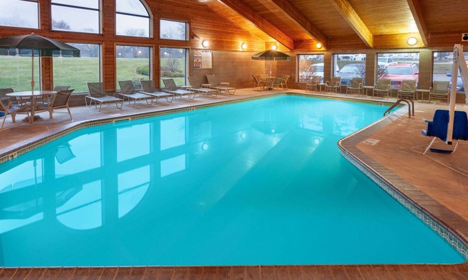 Orange Prairie Hotel | AmericInn by Wyndham Peoria