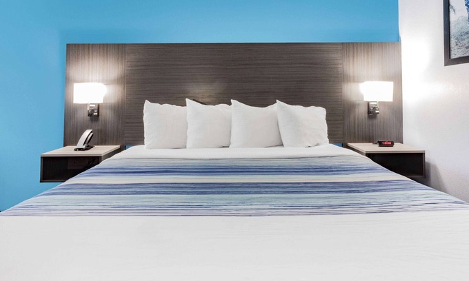 Quincy Hotel | AmericInn by Wyndham Quincy