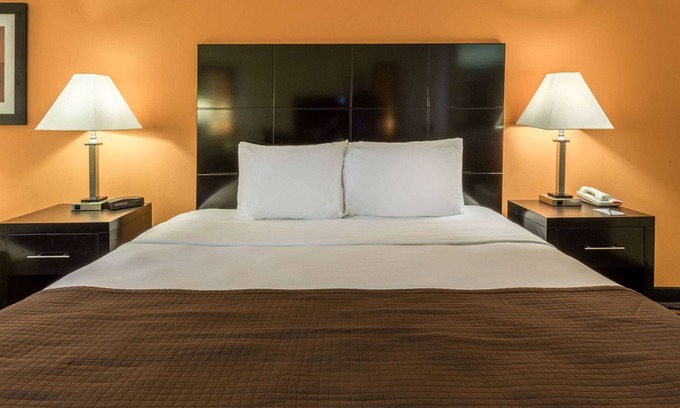 Streator Hotel | AmericInn by Wyndham Streator
