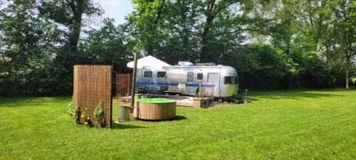 Kessel Resort | Amerikaanse Airstream caravan met hottub