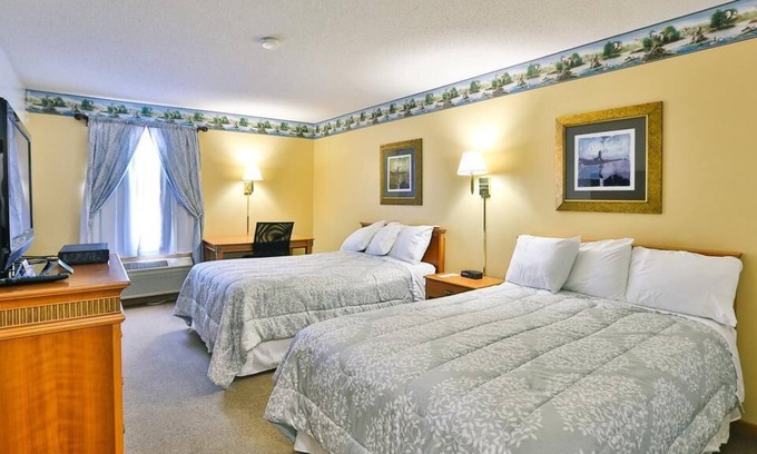 New Richmond House | AmeriVu Inn & Suites / Standard Room, 2 Queen Beds