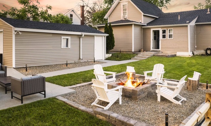 Ames House | Ames Escape - Downtown | Firepit | Fiber WiFi