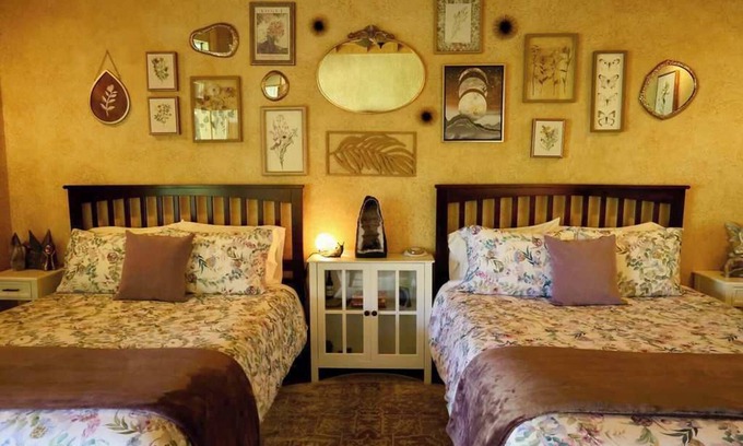 Selma Apartment | Amethyst Suite 2 Queen ClawfootTub WiFi AC