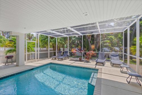 Anna Maria House | Ami Du Soleil Steps To The Beach, Heated Pool