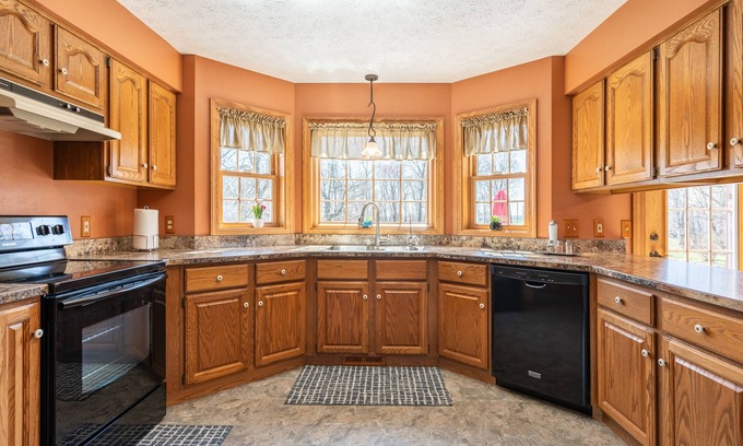 Keene House | Amish Country, Hot Tub, Gorgeous View, sleeps 8