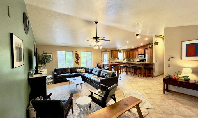 Zion National Park South Entrance Apartment | AMZG Views, Walkable, Clean & Spacious 3 bdrm w/PATIO, right downtown! Sleeps 8