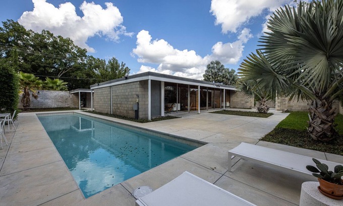 Winter Haven House | An Amazing Mid-Century Modern Experience