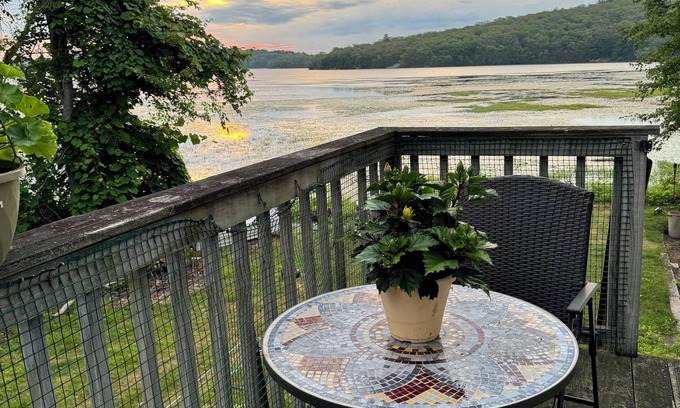 Monroe House | An Artistic Lake House, Spacious 3-bedroom house with , fitness room in Monroe