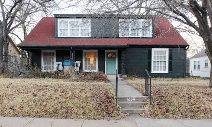 Denton House | An artist’s home near downtown square & colleges
