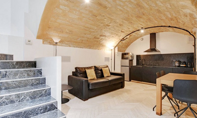 Saint-Germain-l'Auxerrois Apartment | An Atypical 1-BR in Place Vendôme/Tuileries