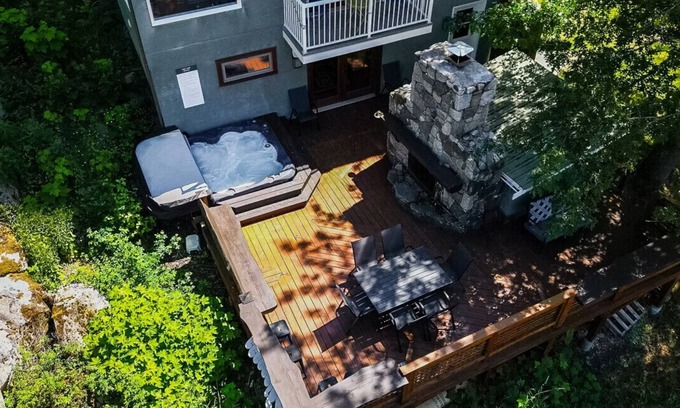 Nelson Cottage | An elegant retreat overlooking beautiful Kootenay Lake, Hot Tub, 4 Queen Beds