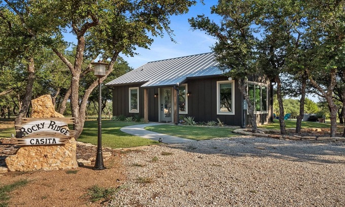 Graham House | An Enchanted Casita-Sleeps 4, Hot tub/Firepit,Pool