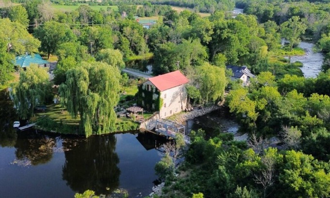 Tyendinaga House | An enchanting island suite with Waterfalls~Hot Tub~Boats~Bikes~Patio~Parks Pass