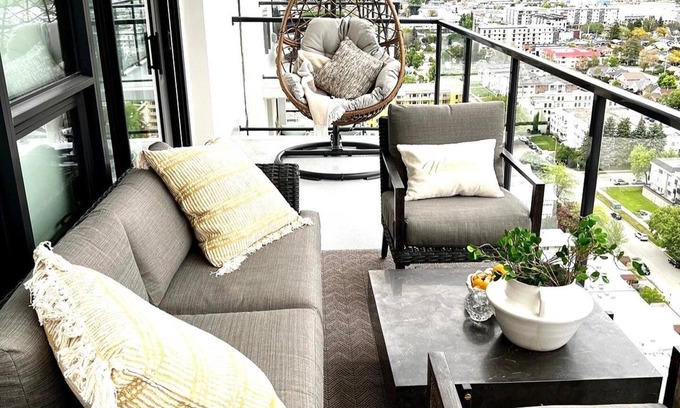 Downtown Kelowna Condo | An exquisitely designed penthouse on 24th floor with breathtaking views.