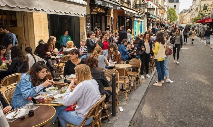 Marais Apartment | AN ICONIC PLACE IN AN ICONIC LOCATION AT RUE MALHER - LE MARAIS