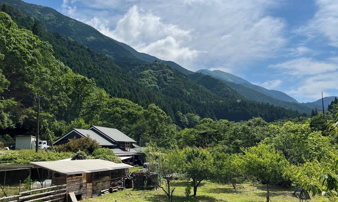 Matsusaka House | An old house with a spacious kitchen surrounded by mountains and clear streams