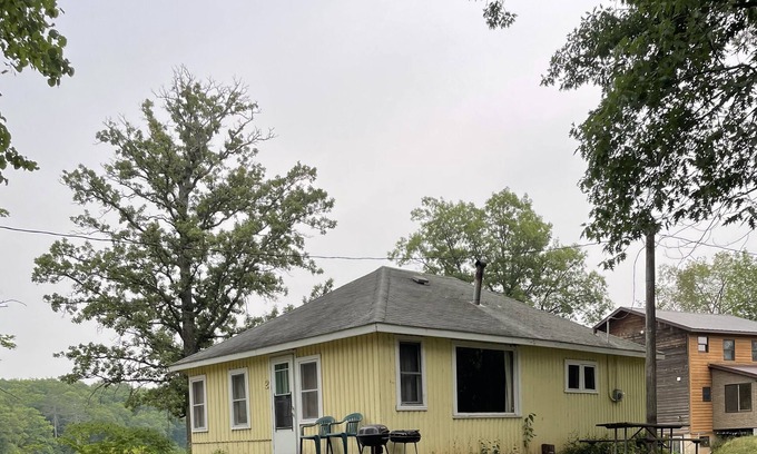 Garrison Cabin | An outdoor escape perfect for family adventures and romantic lakeside getaways.