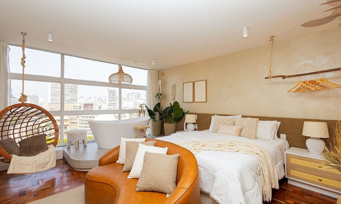 Central Zone House | Ancestral SampaSky: bathtub and view on the 19th