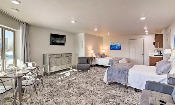 Hillside East Apartment | Anchorage Getaway with Mtn Views Less Than 5 Mi to Zoo!