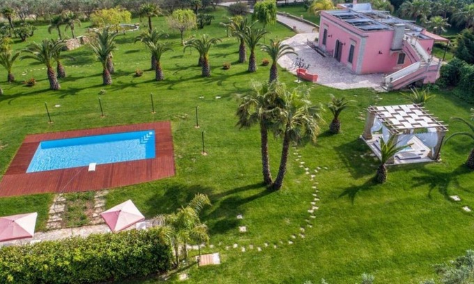 Guagnano House | Ancient villa with swimmingpool in the middle of land of the Negroamaro wine