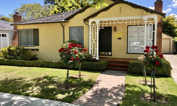 North Central House | ANDULORE COTTAGE - Near Burlingame Ave - Remodeled - Spacious Backyard Retreat