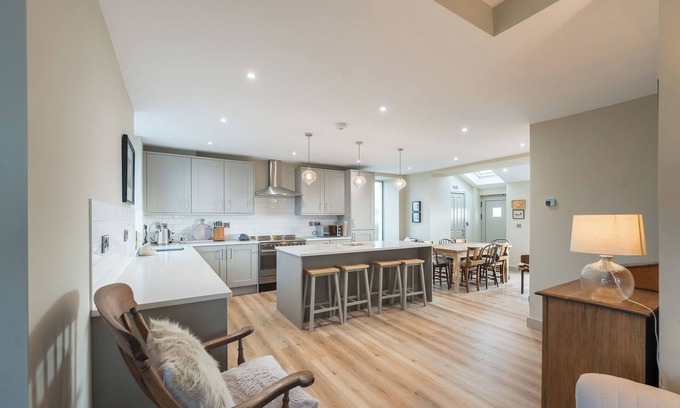 Cylch-Y-Garn House | Anglesey coastal retreat, 4 bedrooms, sleeping 8, modern amenities, ocean view, 5 mins from beach