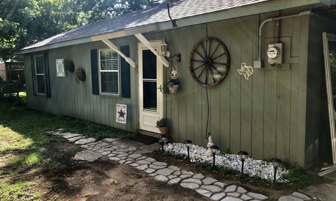 Cleburne House | Anglin Cottage Apartment