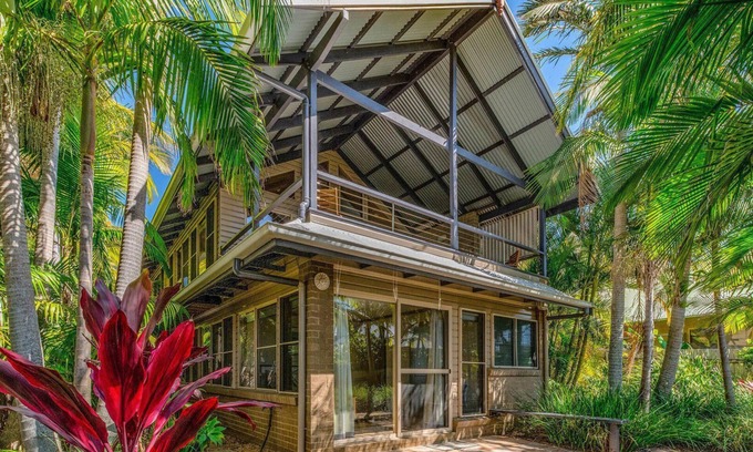 Angourie Apartment | Angourie Palms - Located in a fabulous location walking distance to Angourie surfing beaches.