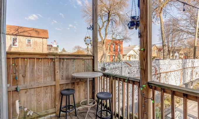 Bridgeport Apartment | Animal House Near Sox Stadium