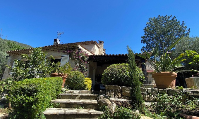 Tourrettes-sur-Loup Villa | Animaux Acceptés, Villa Familiale Privée Avec Piscine, Parking et Charme