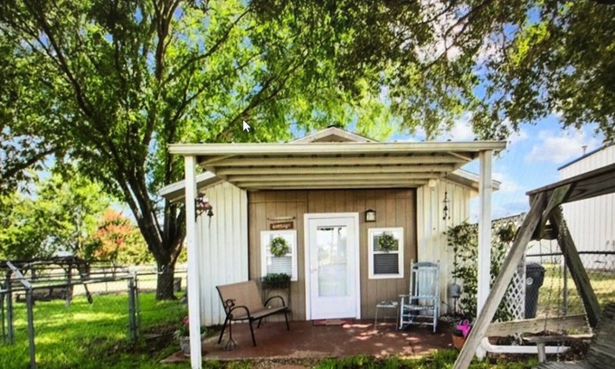 Waco Cottage | Anita's Cottage is only 15 minutes from Baylor, & Magnolia Silos!