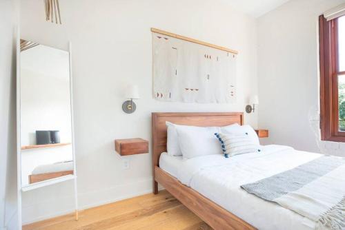 Yamacraw Village House | Annabelle 2D Downtown 2 BR 2BA near City Market