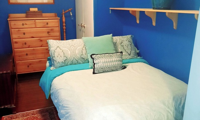 Midtown Toronto Apartment | Annex Studio - Close to U of T, Yorkville, Free Parking