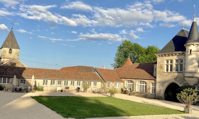 Villegusien-le-Lac House | Annex to a 12th /18th c. castle, recently restored, swimming pool, parc