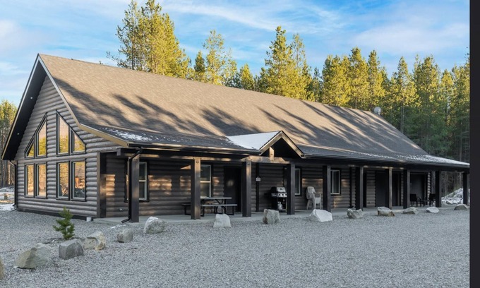 Valemount House | Antler Ridge Cabin Rental - Pet Friendly!