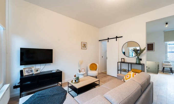 Antwerp Apartment | Antwerp Comfort: 3-Bedroom Apartment for 9